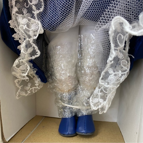 Vintage Porcelain Doll, Heritage Collection “Violin Performance” - Picture 5 of 14